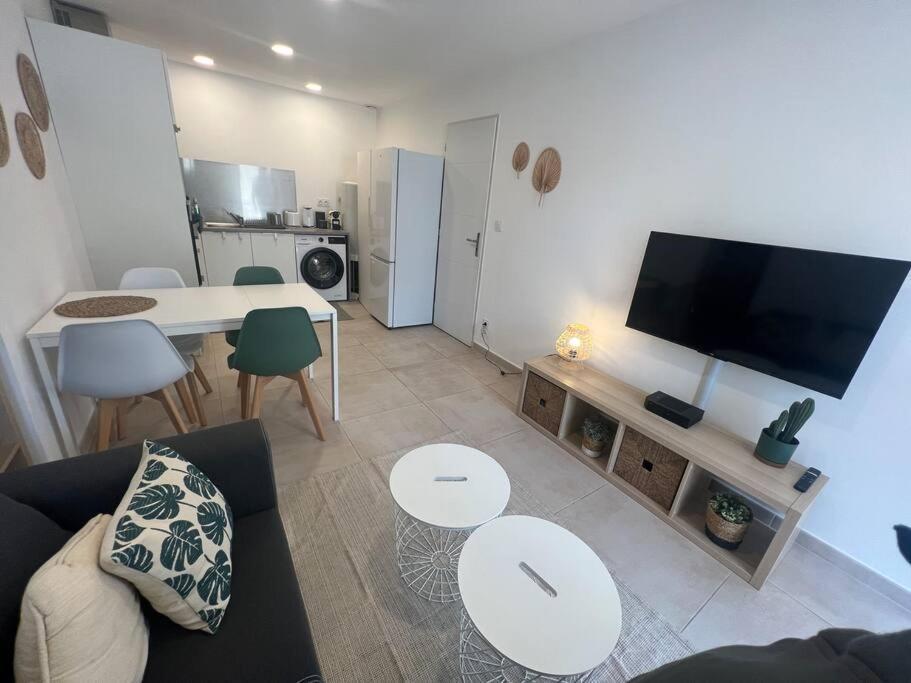 La Glycine - Parking Gratuit - Ac Clim - Cour Prive - Apartment Villeneuve-les-Avignon Bagian luar foto
